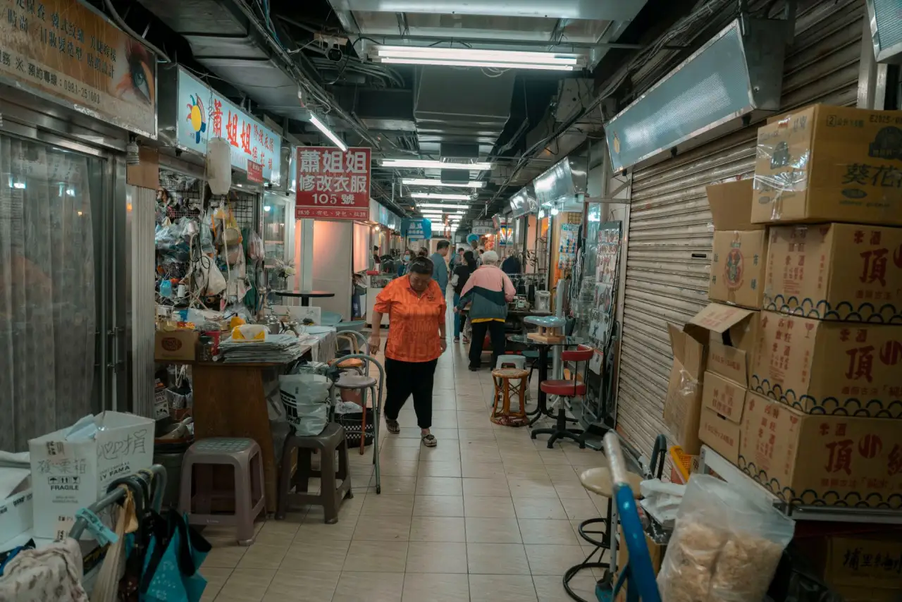 东莞服装批发市场鞋帽箱包选品趋势与供应策略解析正文配图 1