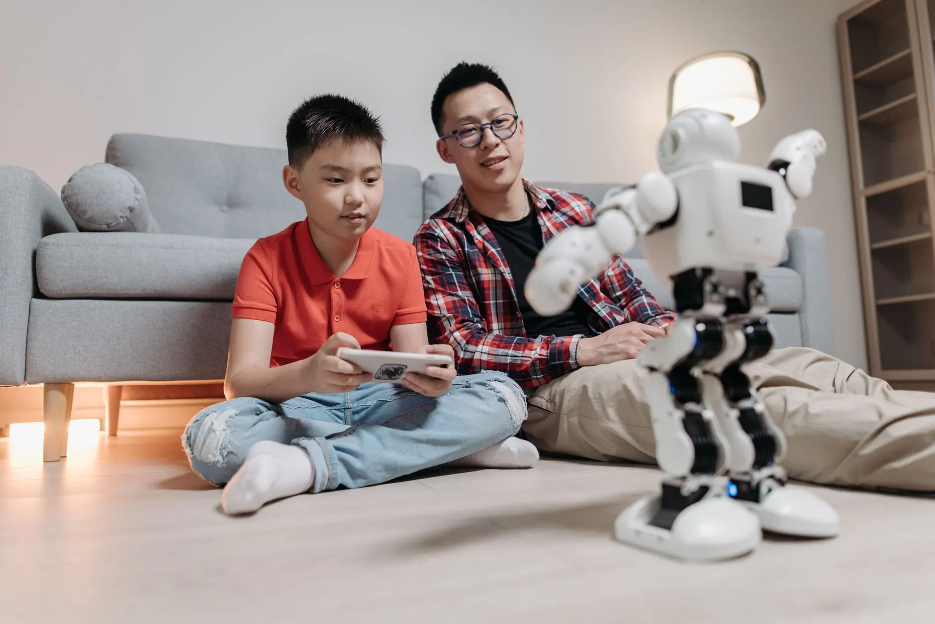 东莞服装服饰批发市场2025年潮流鞋帽箱包选品趋势分析